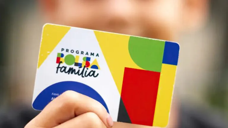 Cartão do Programa Bolsa Família segurado por uma pessoa